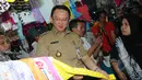 Gubernur DKI Jakarta Basuki Tjahaja Purnama meninjau kondisi Pasar Blok G, Tanah Abang, Jakarta, Rabu (15/4/2015). Kedatangan Ahok tersebut untuk melihat situasi dan kondisi secara langsung di kawasan Pasar Tanah Abang. (Liputan6.com/Herman Zakharia)