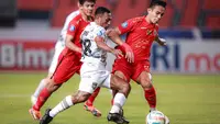 Pemain Borneo FC, Terens Puhiri (kiri) berebut bola dengan pemain Persija Jakarta, Rizky Ridho pada laga pekan ke-7 BRI Liga 1 2023/2024 di Stadion Patriot Candrabhaga, Bekasi, Rabu (9/8/2023). (Bola.com/Bagaskara Lazuardi)