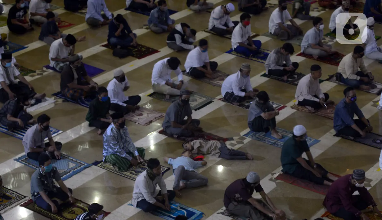 Jemaah melaksanakan salat Idul Adha 1441 H di Masjid Raya Jakarta Islamic Centre, Jumat (31/7/2020). Di tengah pandemi COVID-19, jemaah diwajibkan memakai masker dan mengatur jarak salat serta mematuhi protokol kesehatan. (merdeka.com/Imam Buhori)