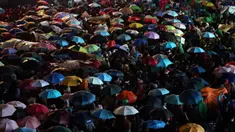 Suasana kepadatan warga yang akan menikmati malam pergantian tahun di kawasan Bundaran Hotel Indonesia, Jakarta, Rabu (31/12/2025). Kawasan Bundaran Hotel Indonesia, Jakarta, menjadi salah satu titik utama perayaan malam pergantian tahun di Jakarta. (Kapanlagi.com/Budy Santoso)