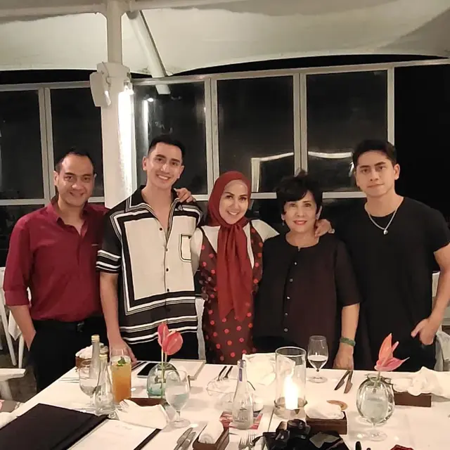 Verrell Bramasta Makan Bareng Venna Melinda dan Ferry Irawan (Foto: Instagram/@ferryirawanofficial)