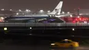 Pesawat yang membawa pasangan Capres AS Donald Trump, Mike Pence tergelincir di salah satu landasan pacu bandara La Guardia, New York, saat mendarat, Kamis (27/10). Beruntung, tidak ada korban jiwa atau luka dalam insiden tersebut. (REUTERS/Lucas Jackson)