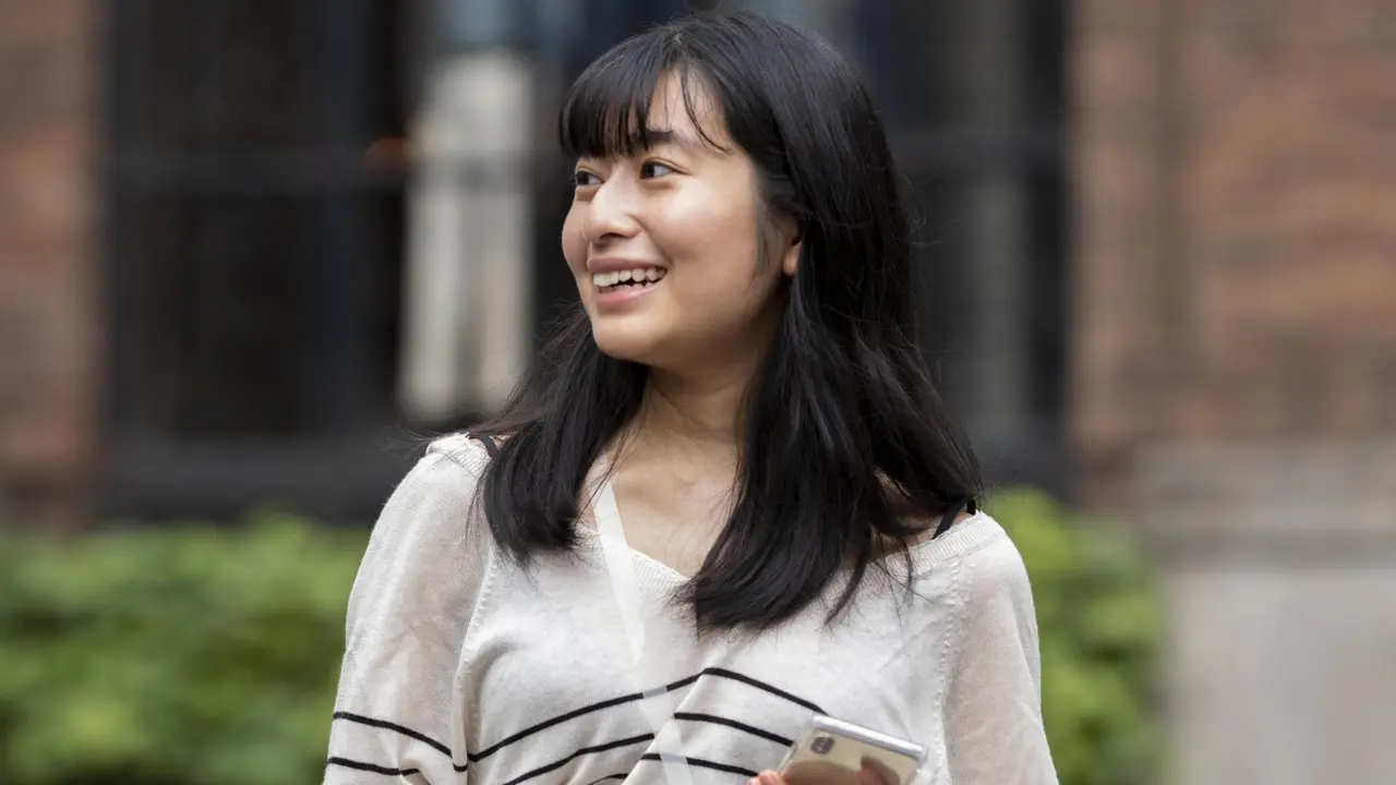 wanita agustus tampilan kasual