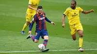 Lionel Messi (kiri) tidak menyia-nyiakan peluang emas dan sukses mencetak gol dengan membidik sisi kiri gawang Cadiz. (Foto: AFP/Josep Lago)