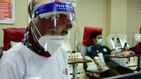 Petugas PMI Kota Bandung sedang memeriksa aktivitas donor plasma konvalesen, Senin (5/7/2021). (Liputan6.com/Huyogo Simbolon)