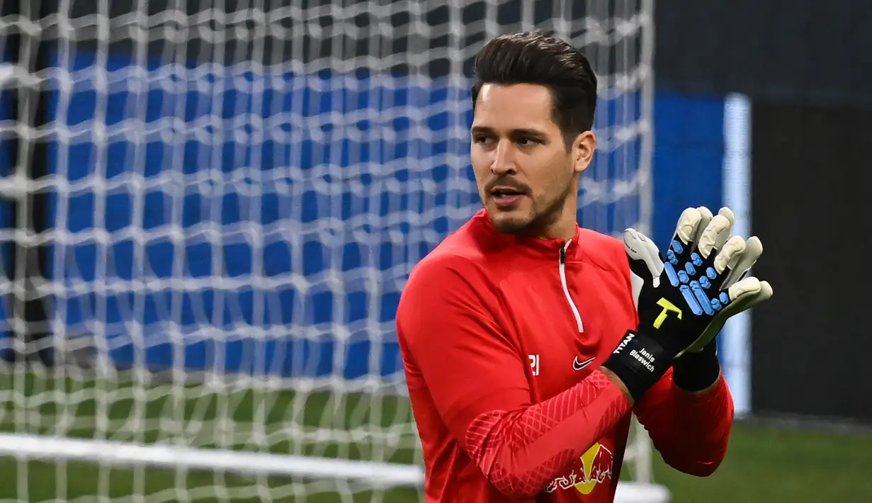 Kiper RB Leipzig Janis Blaswich menjalani sesi latihan di Stadion Etihad, Manchester, Inggris, 13 Maret 2023. RB Leipzig akan menghadapi Manchester City pada pertandingan sepak bola leg kedua babak 16 besar Liga Champions. (Paul ELLIS/AFP)