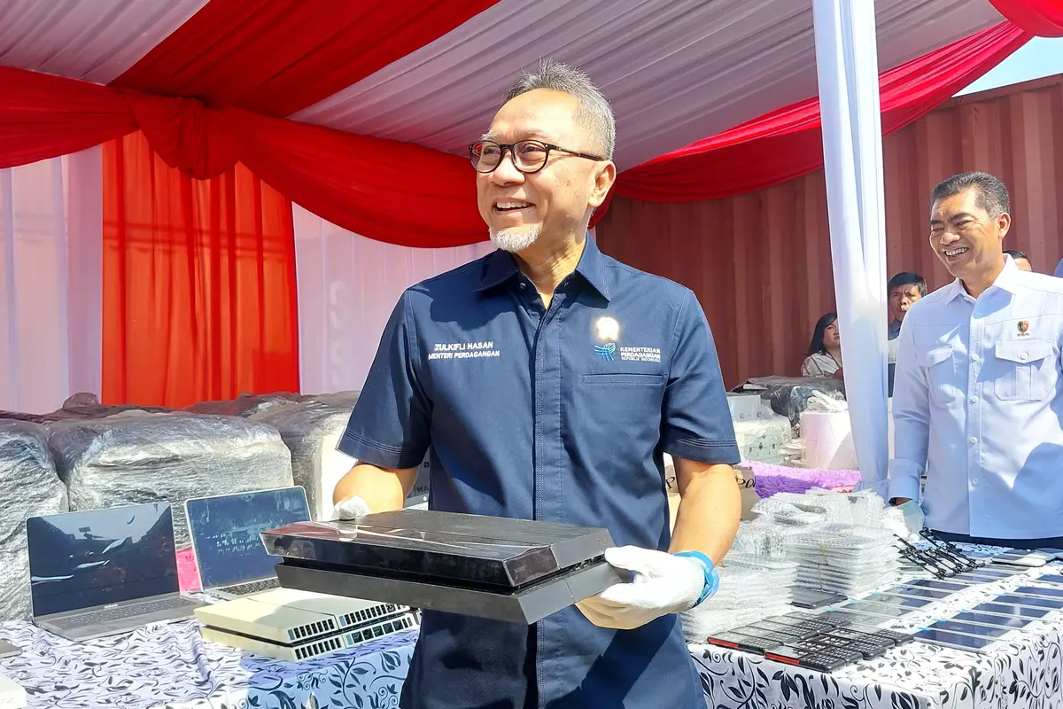 Menteri Perdagangan Zulkifli Hasan kembali mengungkap hasil penindakan Satuan Tugas (Satgas) Pengawasan Barang Impor Ilegal senilai Rp 46 miliar. (Arief/Liputan6.com)
