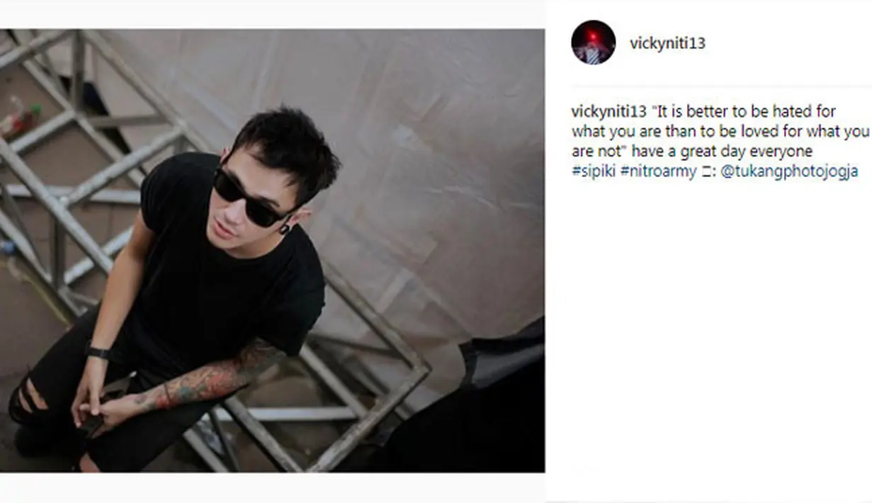 Vicky Nitinegoro sudah identik dengan seni tato. Pada setiap penampilannya, pasti akan terlihat tato yang menghiasi tubuhnya. (instagram.com/vickyniti13)