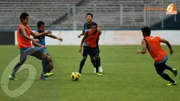 Tantan (kedua dari kiri) berusaha menembus kepungan pemain berompi pada latihan (Liputan6.com/Helmi Fithriansyah)