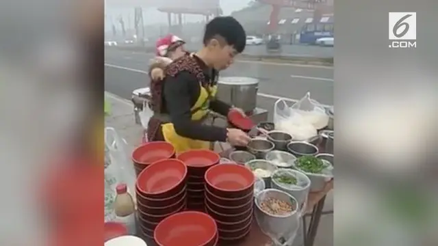 Seorang pria yang menjual makanan sambil menggendong anaknya viral di media sosial.