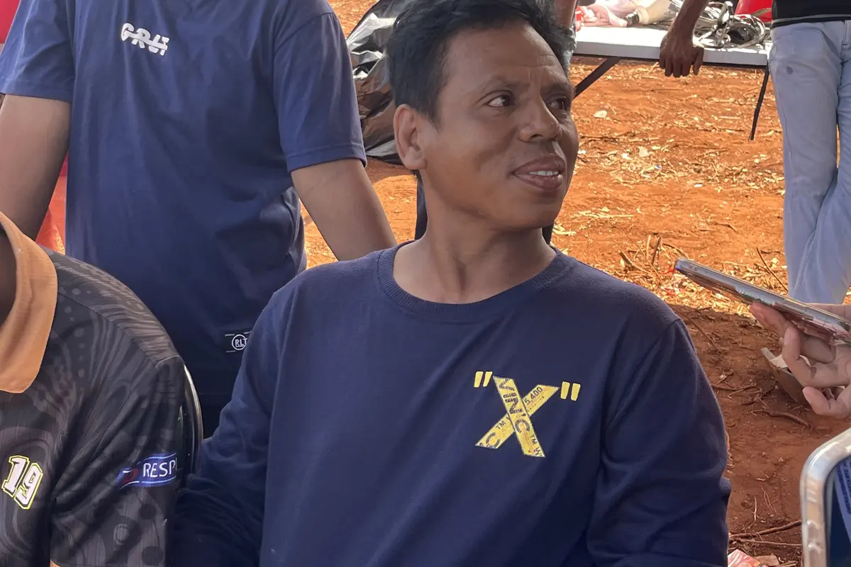 Warga Desa Lermatang, Beni Batlolone, dalam seremoni peletakan batu pertama Blok Masela, Kabupaten Kepulauan Tanimbar, Maluku, Kamis (16/7/2026). (Christian)
