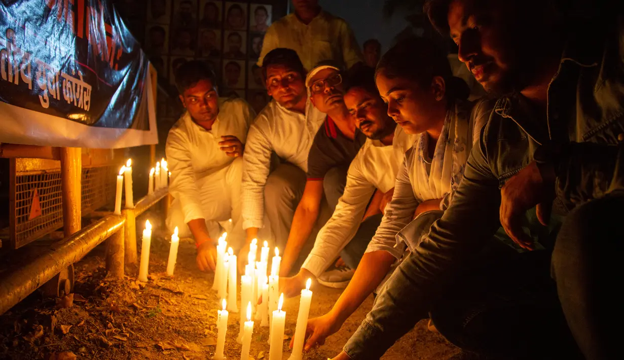 <p>Anggota Kongres Pemuda India memberikan penghormatan kepada para korban runtuhnya jembatan hari Minggu di negara bagian Gujarat barat dengan menyalakan lilin di New Delhi, India, Senin (31/10/2022). Sedikitnya 137 orang tewas di India barat ketika jembatan penyeberangan era kolonial yang dipenuhi orang-orang yang bersuka ria runtuh ke sungai di bawahnya. (AP Photo/Bhumika Saraswati)</p>