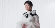 Renata mengenakan baju kurung dari desainer Edward Hutabarat, baju kurung lace lengan sheer balon dipadukan sarung songket sutera hitam. Dengan aksen pita besar dan bunga. [@renata711]