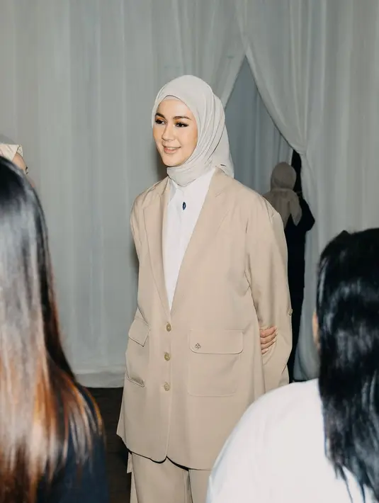 <p>Sebagai seorang pebisnis, Paula tetap mempertahankan gaya elegannya yang khas. Ia kerap terlihat mengenakan blazer, yang menjadi simbol perempuan modern yang kuat, percaya diri, dan profesional. [@paula_verhoeven].</p>