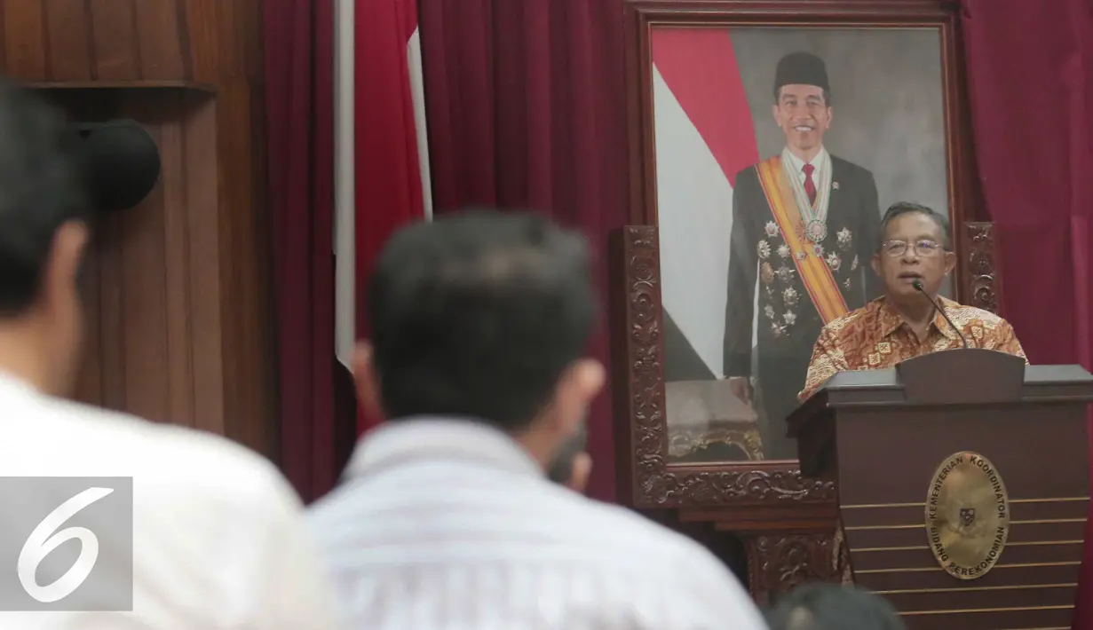 Menko Perekonomian Darmin Nasution saat sosialisasi paket kebijakan jilid IV di Gedung Menko Perekonomian, Jakarta,Kamis (15/10/2015). Darmin menilai paket kebijakan ekonomi pertama yang dirilis September lalu terlalu ambisius. (Liputan6.com/Angga Yuniar)