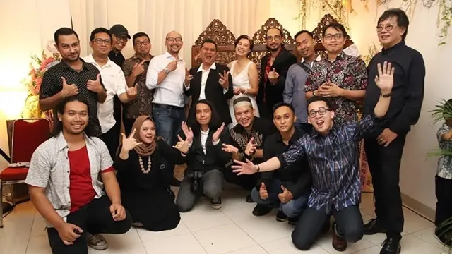 6 Potret Pernikahan Ari Gitaris Padi dan Dina Perama, Berteman Sejak Sekolah Dasar