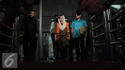 Mantan Menkes Siti Fadilah Supari berjalan meninggalkan kantor KPK usai menjalani pemeriksaan di Gedung KPK Jakarta, Rabu (9/11). Siti Fadilah diperiksa terkait pengadaan alat kesehatan yang melibatkan Mulya A Hasjmy (Liputan6.com/Helmi Affandi)