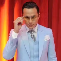 Meski sudah berusia 34 tahun, suami Ussy Sulistiawaty ini selalu memperhatikan penampilannya. Apalagi saat mengenakan setelan jas, Andhika Pratama tampak makin menawan. Seperti saat jadi host di salah satu acara ini, ia terlihat tampan dengan jas warna biru.(Liputan6.com/IG/@andhiiikapratama)