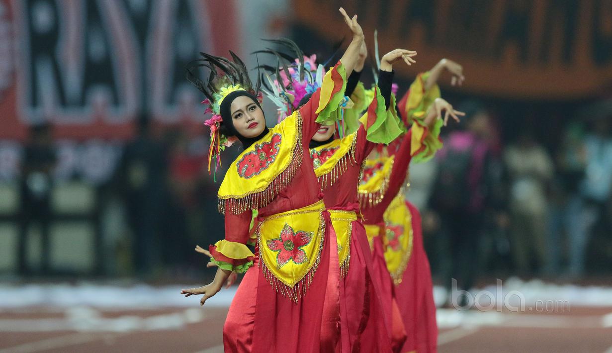 Penari meramaikan laga Persija Jakarta melawan RCD Espanyol pada laga persahabatan di Stadion Patriot, Bekasi, (19/7/2017). Persija kalah 0-7. (Bola.com/Nicklas Hanoatubun)