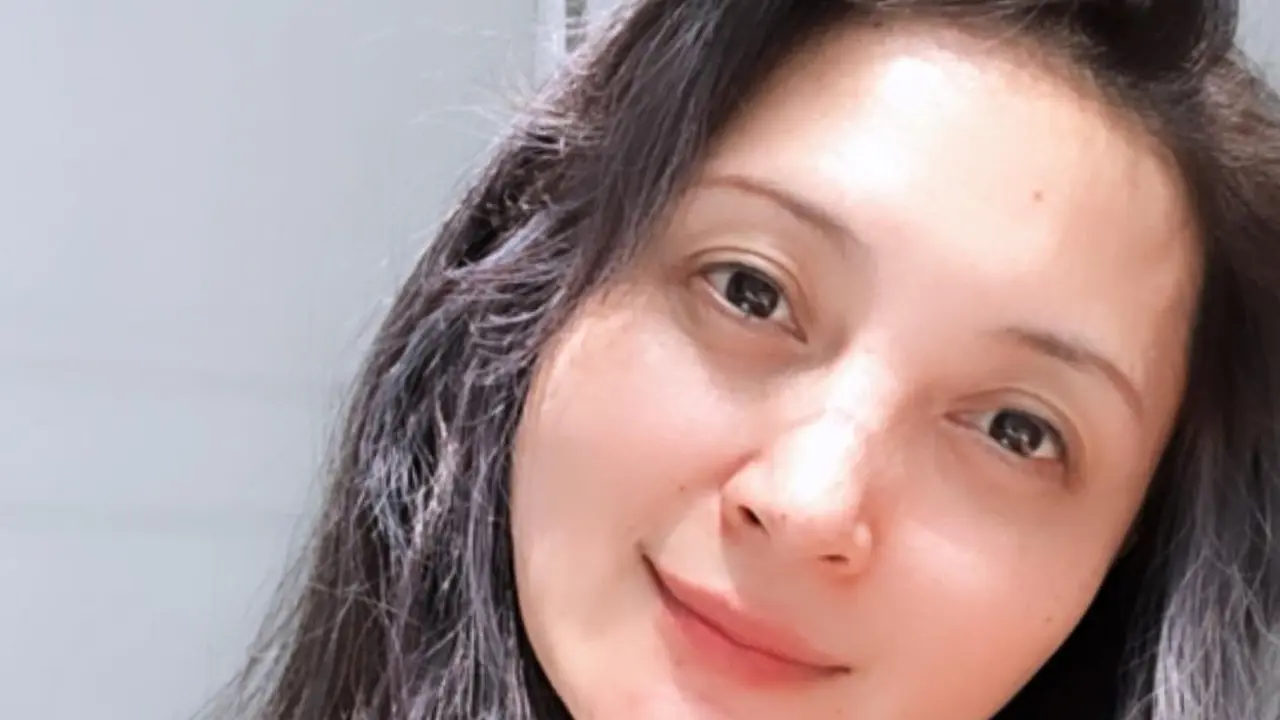 6 Potret Della Puspita Tanpa Makeup, Awet Muda di Usia 41 Tahun