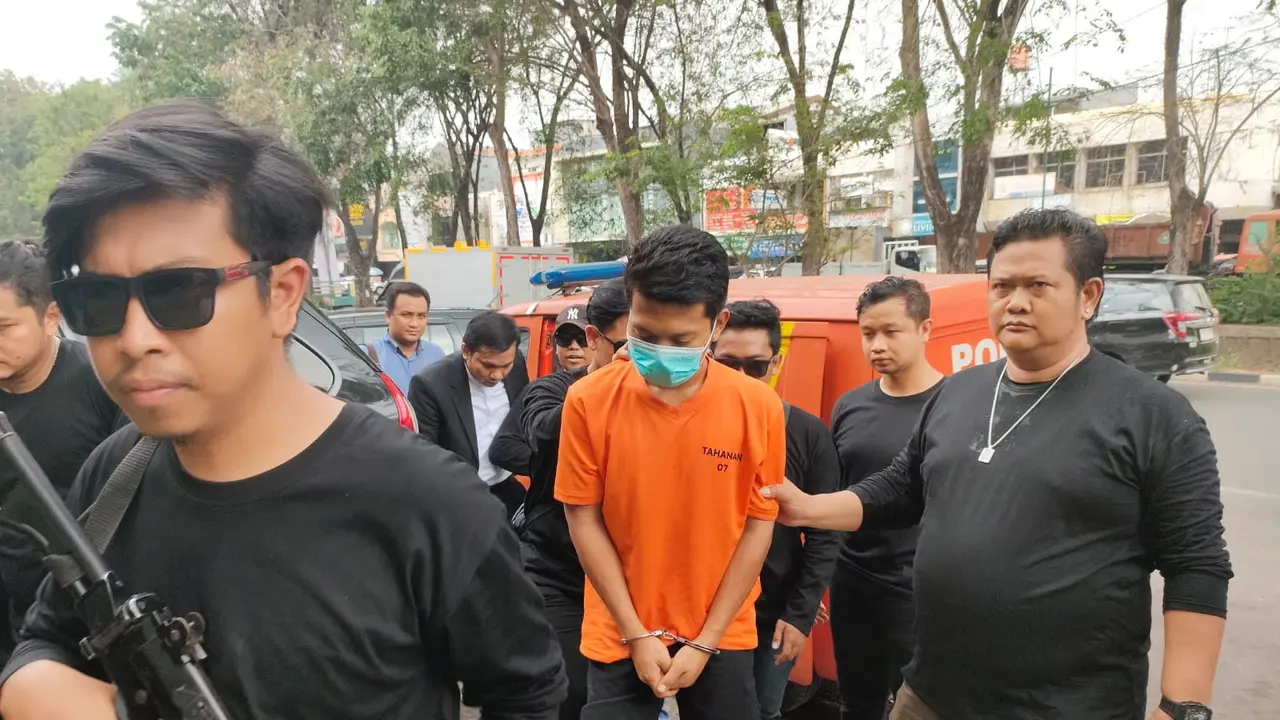 Penangkapan pelaku pembunuhan wanita hamil di sebuah kedai Anak Mami, Jalan Boulevard Raya Blok PD 9 No. 3 RT 03/RW 18 Kelurahan Pegangsaan Dua Kecamatan Kelapa Gading Jakarta Utara.