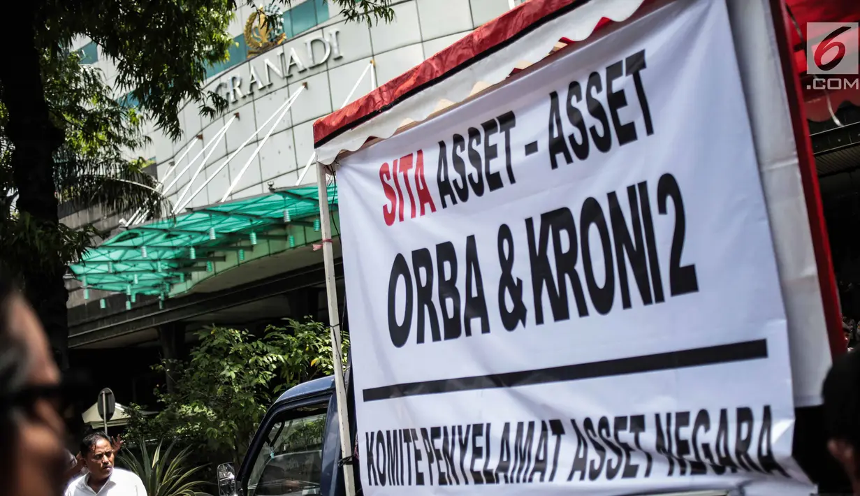 Massa yang tergabung dalam Komite Penyelamat Asset Negara membentangkan spanduk di Gedung Granadi, Jakarta, Senin (17/12). Mereka menuntut penyitaan sejumlah aset milik Yayasan Supersemar, termasuk Gedung Granadi. (Liputan6.com/Faizal Fanani)