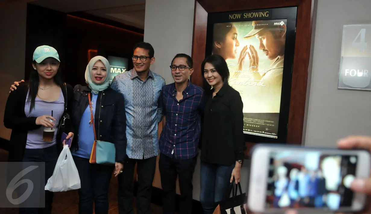 Sandiaga Uno dan keluarga berpose dengan Lukman Sardi dan istri jelang nobar film"Surat Cinta Untuk Kartini" di XXI Senayan City, Selasa (24/5). Bacagub DKI Jakarta itu mengaku mendukung perfilman Indonesia dan industri kreatif. (Liputan6.com/Johan Tallo)