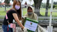Kebahagiaan seorang pemulung di Jalan Diponegoro mendapat bantuan dari perusahaan ketika PSBB Pekanbaru. (Liputan6.com/M Syukur)