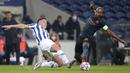 Gelandang FC Porto, Matheus Uribe berebut bola dengan gelandang Manchester City, Fernandinho pada matchday kelima Grup C Liga Champions di Estadio Do Dragao, Porto, Rabu (2/12/2020) dini hari WIB. Manchester City harus puas bermain 0-0 lawan Porto. (AP Photo/Luis Vieira)