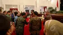Presiden Jokowi berbincang dengan para pengusaha saat pembukaan Musyawarah Nasional VII Gabungan Pengusaha Jamu dan Obat Tradisional Indonesia (GP Jamu), di Istana Negara, Jakarta, Senin (25/5/2015). (Liputan6.com/Faizal Fanani)
