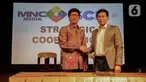 CEO PT Surya Citra Media Tbk Sutanto Hartono (kiri) bersalaman dengan Direktur Utama PT Media Nusantara Citra Tbk David Fernando Audy usai menandatangani MoU kerja sama di Jakarta, Kamis (12/12/2019). SCM dan MNC menjalin kerja sama untuk meningkatkan sektor bisnis. (Liputan6.com/Faizal Fanani)