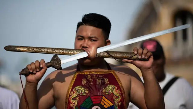 Hindari Konsumsi Daging, Pria Ini Malah Pilih Santap Paku dan Benda Tajam