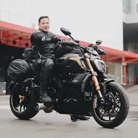 "Begitu Ari keluar, hebohnya dua kali lipat. di belakang panggung Adjie panas. Terus si Adjie maksa mau keluar lagi. Singkat cerita si Adjie muncul lagi, keluar. dasi dicopot, dilempar ke penonton. panas dia," jelasnya. (Instagram/ariwibowo_official)