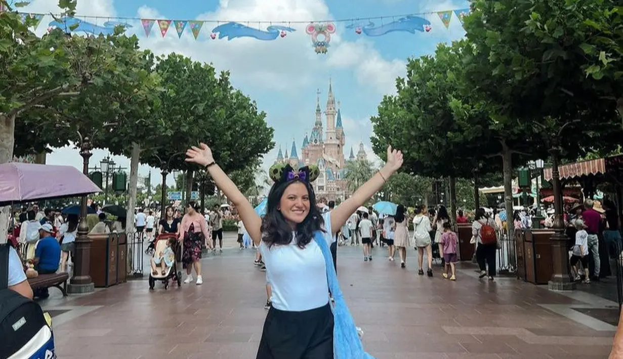 Libur ke Disneyland, Marsha Aruan memilih tampil santai mengenakan atasan kaos putih lengan pendek dipadukan celana pendek dan sneakersnya. [@aruanmarsha]