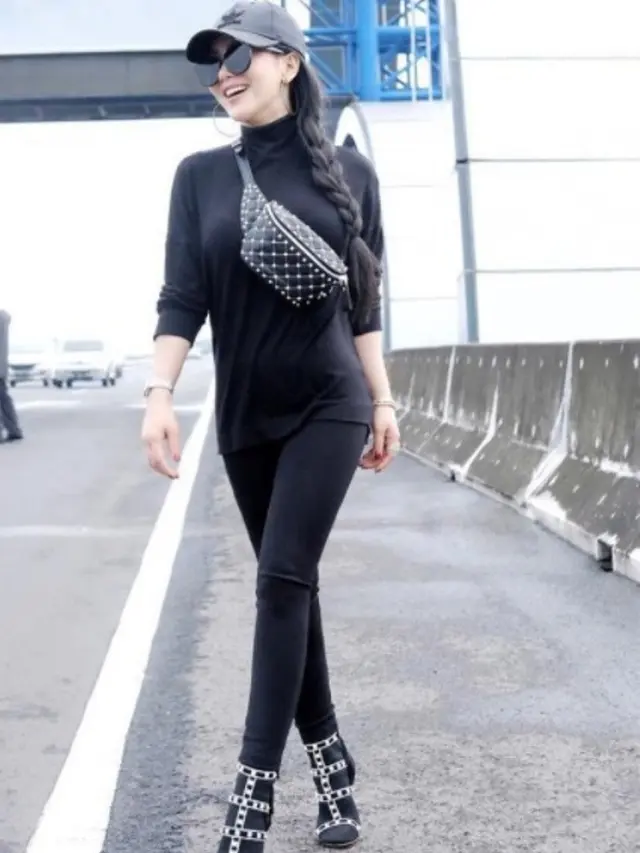 Pose Syahrini di jalan tol Surabaya. Credit: via instagram.com/princessyahrini
