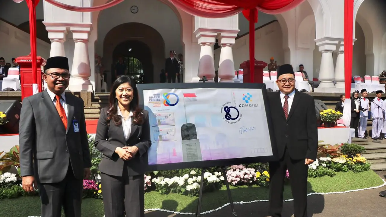 Menkomdigi Meutya Hafid bersama Ketua Pelaksana Hari Bhakti Postel ke-80 tahun 2025, Setia Gunawan di acara peringatan Hari Bhakti Postel ke-80 di Bandung. Credit: Komdigi