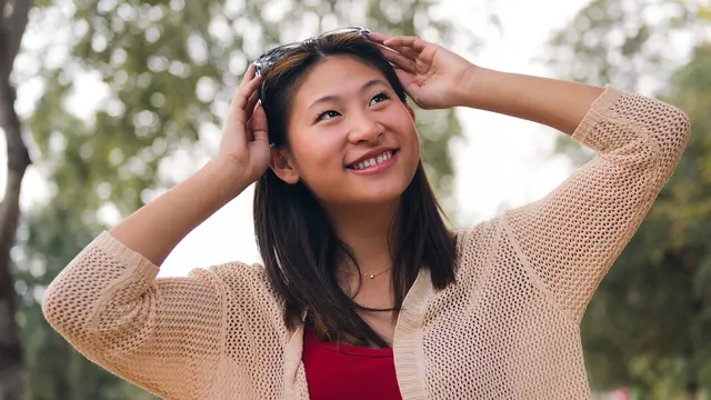 tersenyum kacamata santai