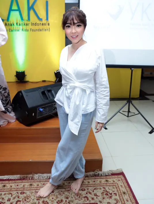 Apalagi, pemeran dalam film Cek Toko Sebelah it mengaku suka bersosialisasi dan berbagi. Seperti halnya saat hadir dalam acara ulang tahun yang digelar oleh Yayasan Kasih Anak kanker Indonesia (YKAKI). (Deki Prayoga/Bintang.com)