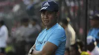 Pelatih Persiba Balikpapan, Eduard Tjong, saat laga persahabatan melawan Madura United di Stadion Ahmad Yani, Madura, Sabtu (20/2/2016). (Bola.com/Vitalis Yogi Trisna)