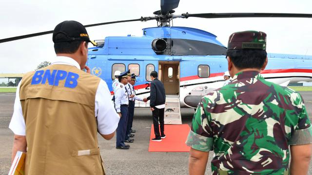 Presiden Jokowi saat hendak menaiki helikopter ke Sukajaya, Bogor, Minggu (5/1/2020). (foto: biro pers setpres)