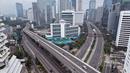 <p>Foto udara memperlihatkan jalanan yang biasanya ramai di Jakarta pada 1 Mei 2022, setelah masyarakat kembali ke kampung halaman untuk merayakan Idul Fitri yang menandai berakhirnya bulan suci Ramadhan. (AFP/Bay Ismoyo)</p>