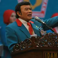 Musisi dangdut Indonesia yang berjulukan "Raja Dangdut".