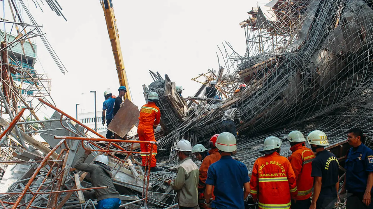 Proses Evakuasi Korban Ambruknya Jembatan TIM 