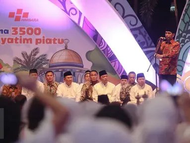 Presiden Jokowi (kanan) berbicara dihadapan anak yatim piatu ketika menghadiri buka bersama yang diselenggarakan oleh anggota Himpunan Bank-Bank Negara (Himbara) di Jakarta Convention Centre, Jakarta, Kamis (2/7/2015). (Liputan6.com/Faizal Fanani)