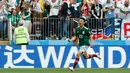 Pemain Meksiko, Hirving Lozano merayakan golnya dalam pertandingan Grup F antara Jerman dan Meksiko di Piala Dunia 2018 di Stadion Luzhniki, Moskow, Rusia, Minggu (17/6). Gol tunggal Lozano membuat Jerman kalah dari Meksiko. (AP Photo/Antonio Calanni)