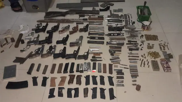 Barang Bukti Kasus Peredaran Senjata.