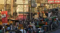 Kemacetan kendaraan di Raja Bazar jelang Hari Raya Idul Fitri, Rawalpindi, Pakistan, Selasa (19/5/2020). Raja Bazar terpantau ramai setelah pemerintah Pakistan melonggarkan lockdown karena pandemi virus corona COVID-19. (Farooq NAEEM/AFP)