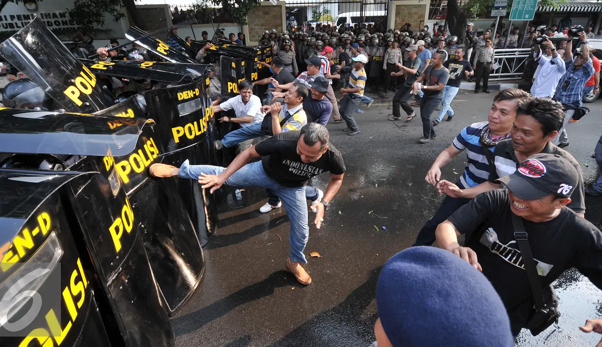 Para Demonstran bentrok dengan petugas saat simulasi pengamanan jelang pendaftaran Calon Gubernur dan Wakil Gubernur DKI Jakarta Periode 2017-2022 di Kantor KPU Pusat, Jakarta, Jumat (16/9). (Liputan6.com/Johan Tallo)