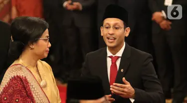 Menteri Pendidikan dan Kebudayaan Nadiem Makarim (kanan) berbincang dengan Menteri Keuangan Sri Mulyani (kiri) saat pelantikan di Istana Negara, Rabu (23/10/2019). Nadiem menjadi menteri termuda di Kabinet Indonesia Maju. (Liputan6.com/Angga Yuniar)