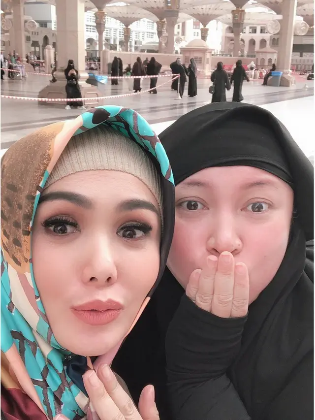 6 Pesona Yuni Shara saat Memakai Hijab, Cantik Maksimal